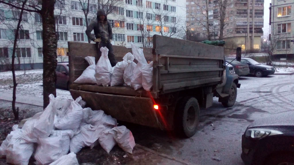 Вывоз мусора в мешках в Белгороде в октябре