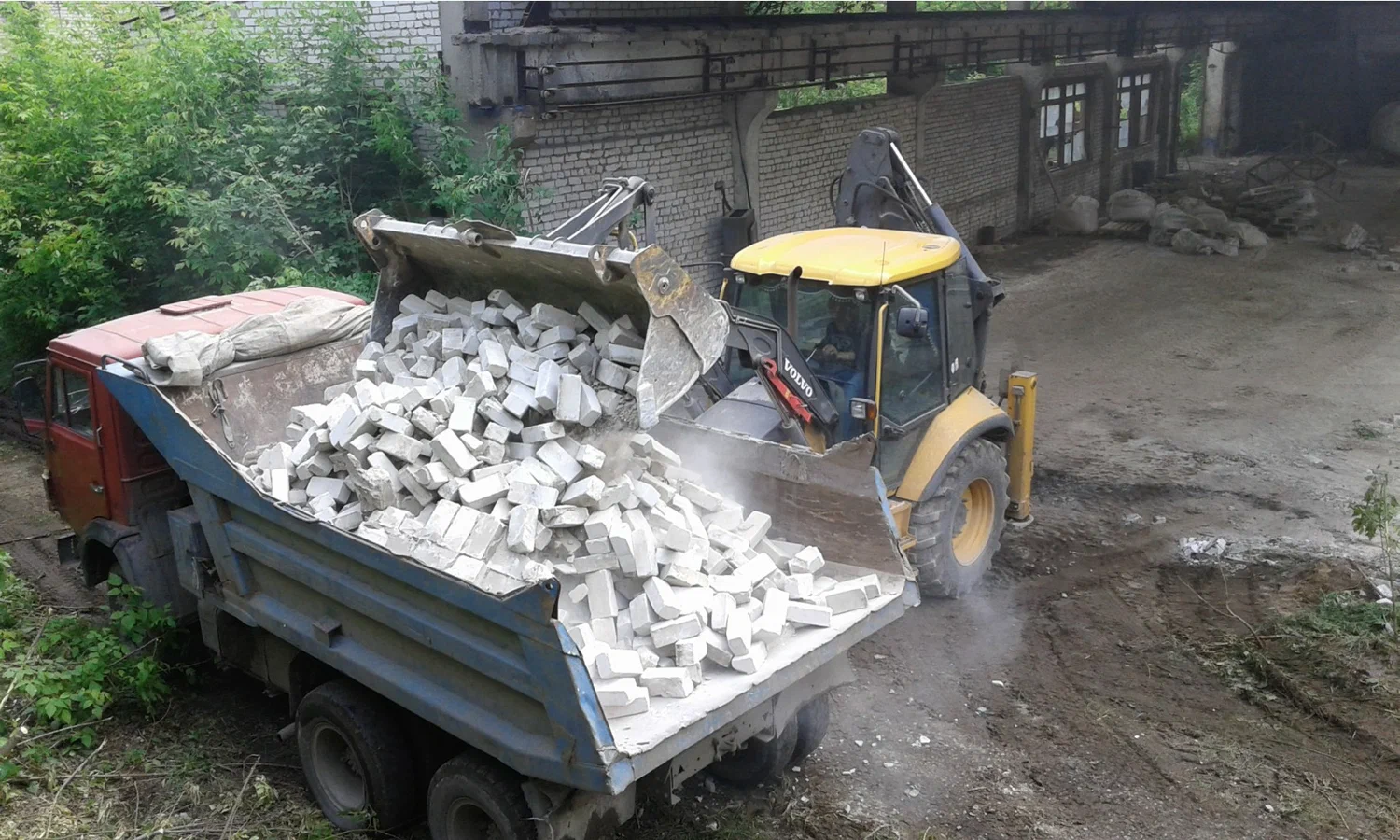 Вывоз кирпичного боя и битого кирпича в Белгороде от ПроМусор цена от 2753 руб., сдать и утилизировать кирпичный лом