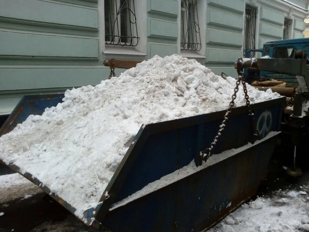 Вывоз снега контейнерами в Белгороде в октябре